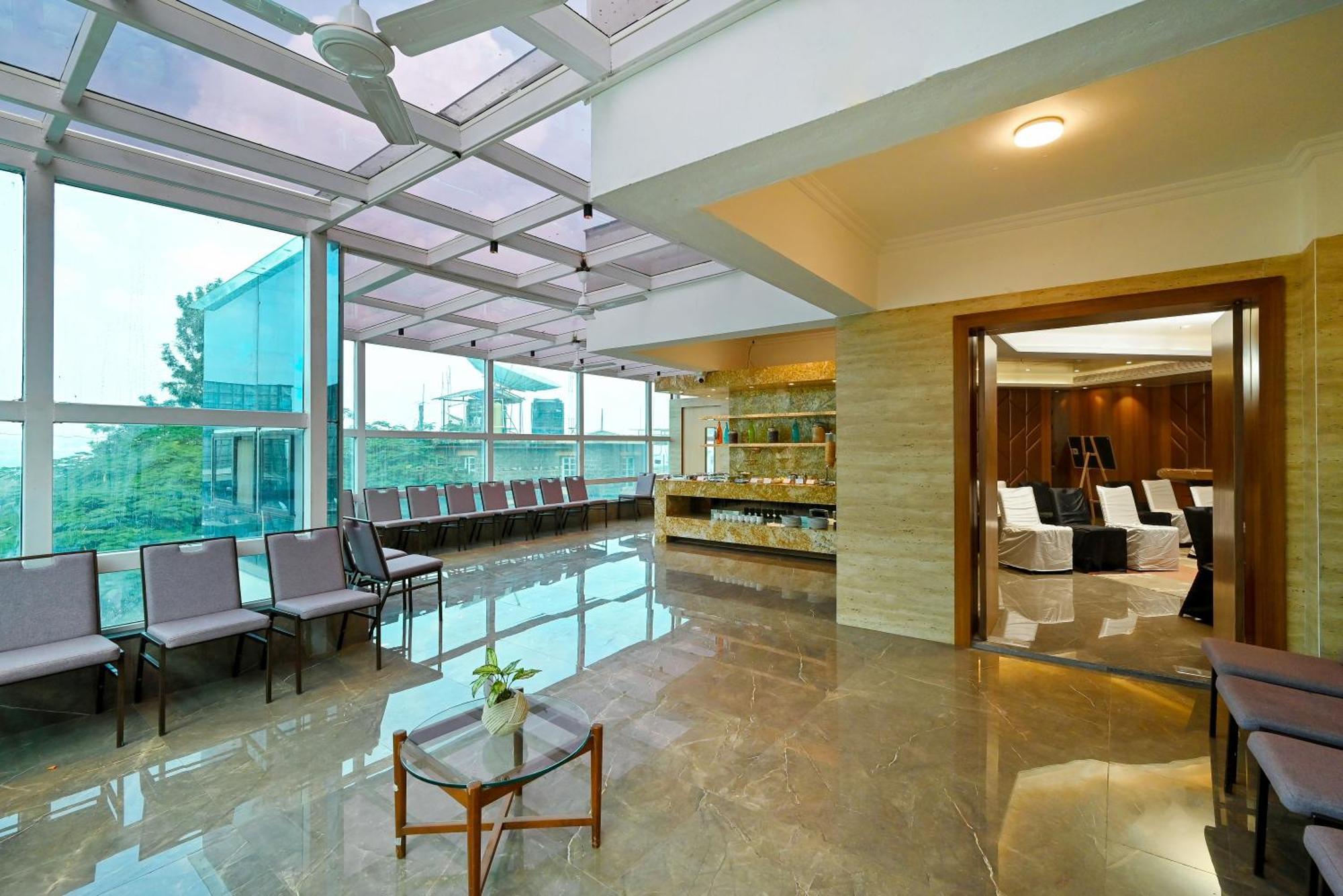 Maharaja Regency Hotell Satara Exteriör bild