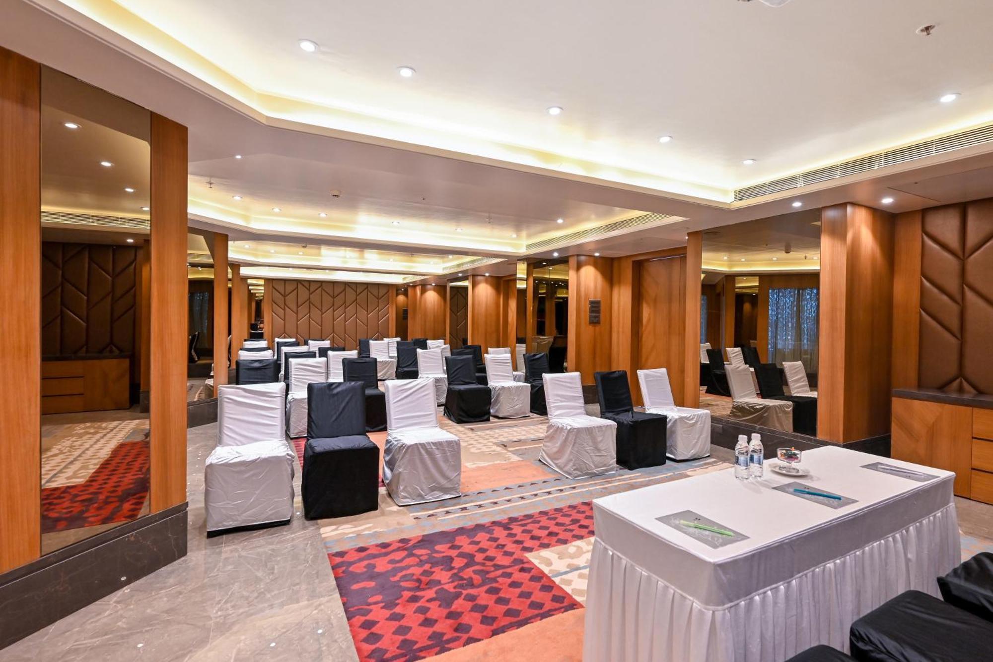 Maharaja Regency Hotell Satara Exteriör bild