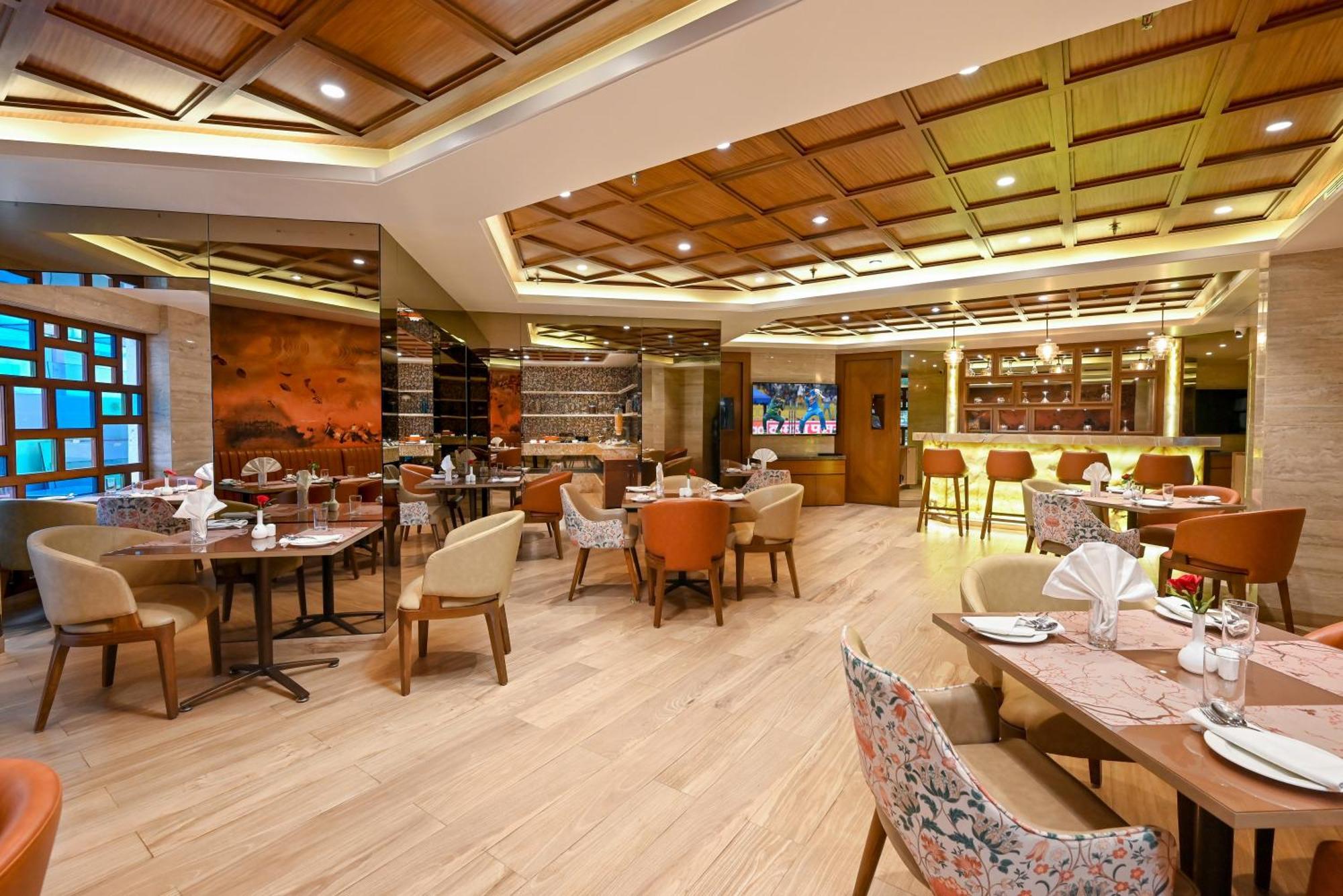 Maharaja Regency Hotell Satara Exteriör bild
