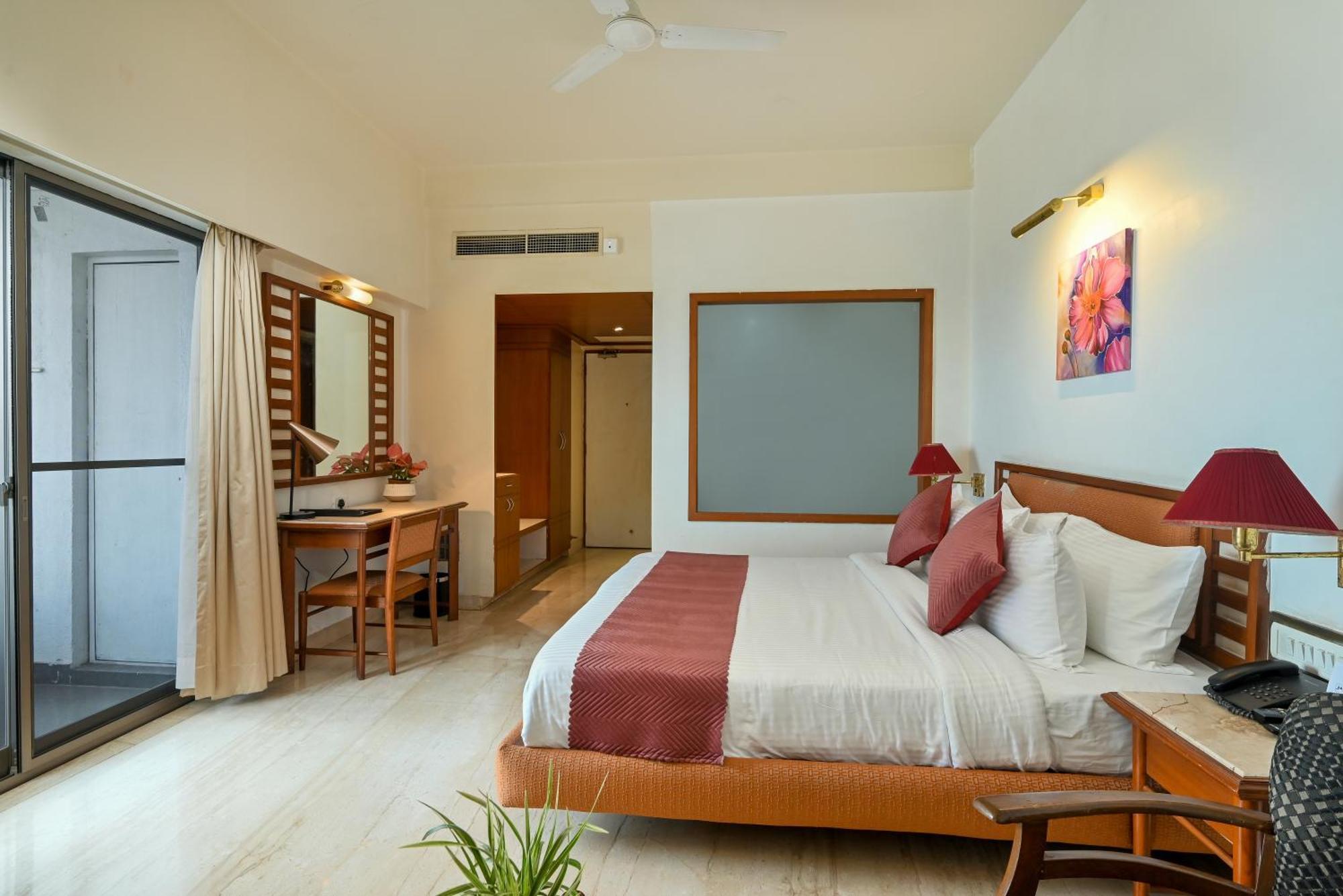 Maharaja Regency Hotell Satara Exteriör bild