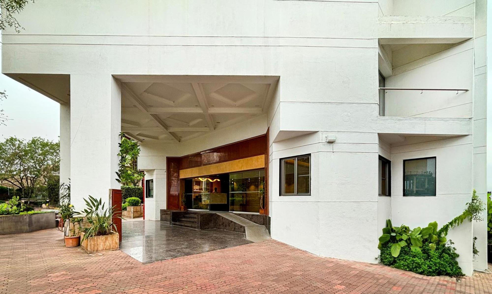Maharaja Regency Hotell Satara Exteriör bild