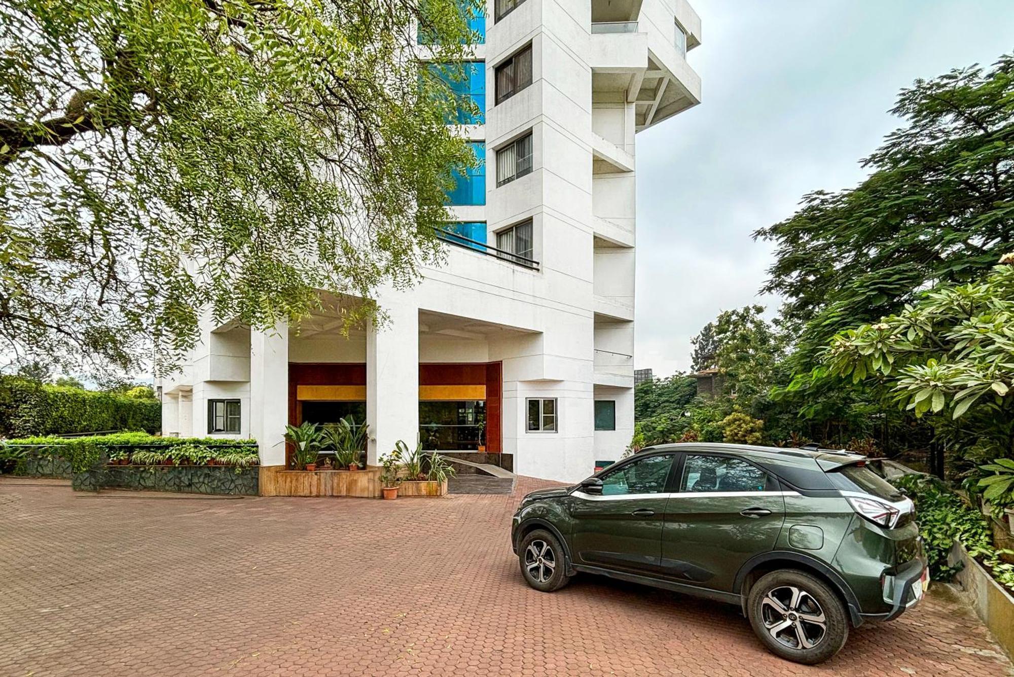 Maharaja Regency Hotell Satara Exteriör bild