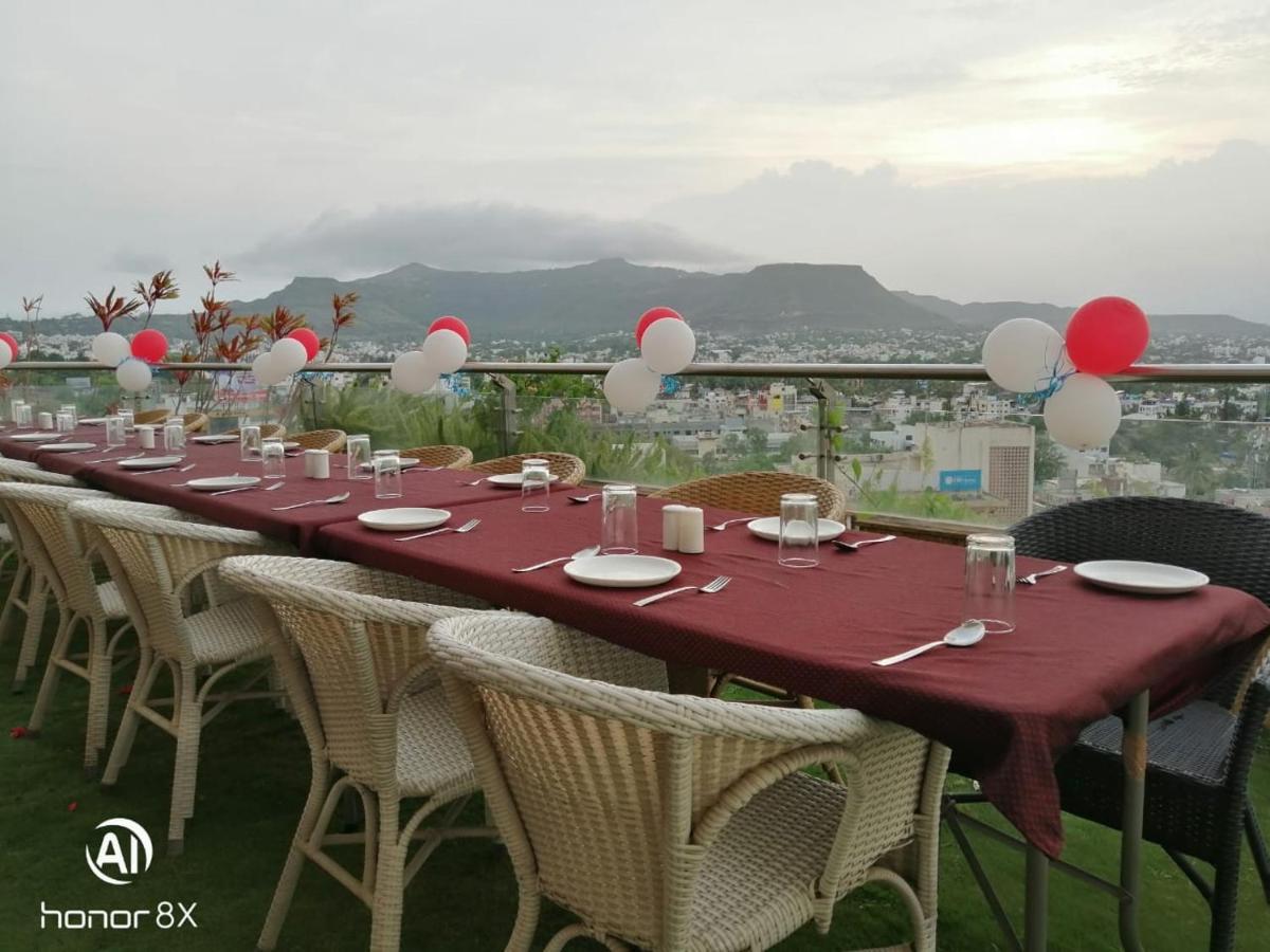 Maharaja Regency Hotell Satara Exteriör bild