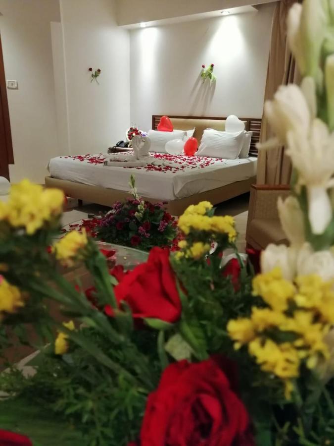 Maharaja Regency Hotell Satara Exteriör bild