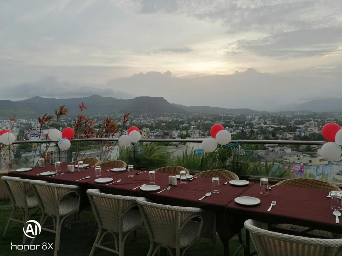Maharaja Regency Hotell Satara Exteriör bild